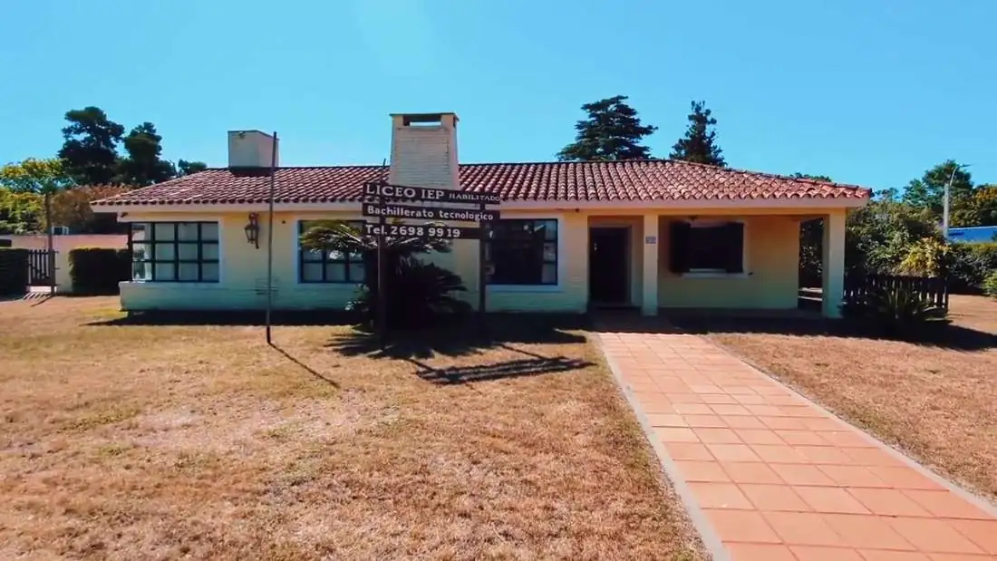 Casa con cancha en El Pinar, Canelones