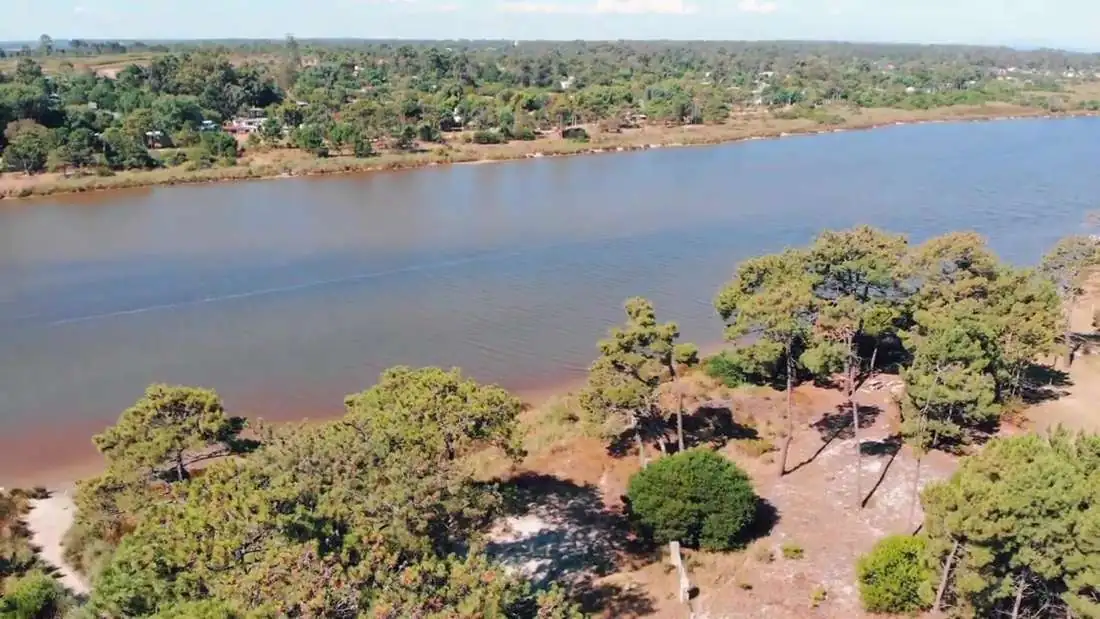 Terreno junto al arroyo en El Pinar, Canelones: cuadro del vídeo 2 de 6